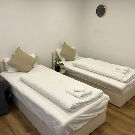 Fuer 3 - Boxspringbetten, Smart Tv, Parkplatz, Stadion Naehe *